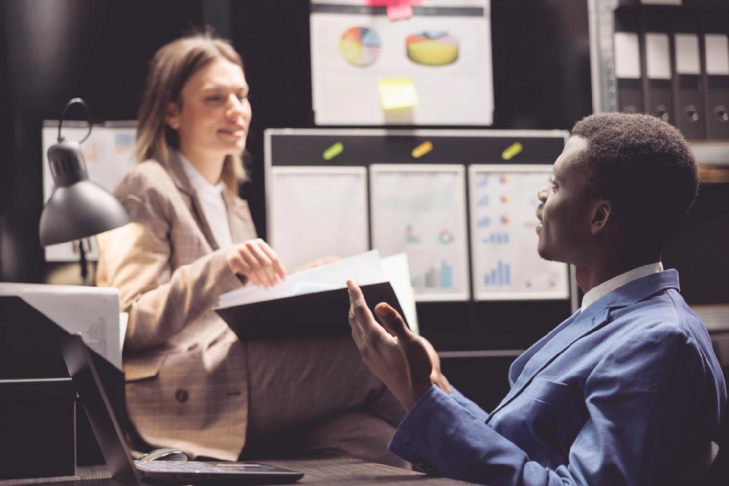 Estudiantes aprendiendo planificación financiera práctica